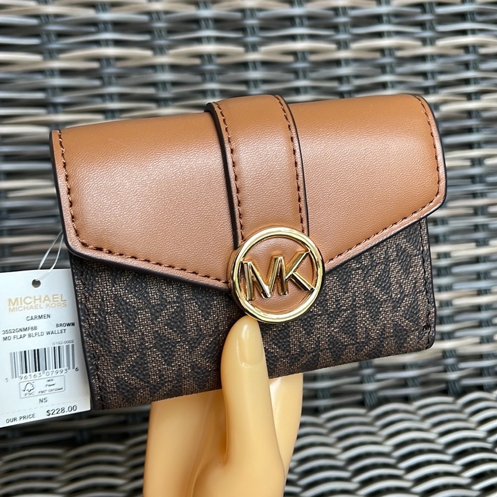 MICHAEL KORS CARMEN MEDIUM LOGO AND FAUX LEATHER WALLET BROWN - Picture 14 of 16